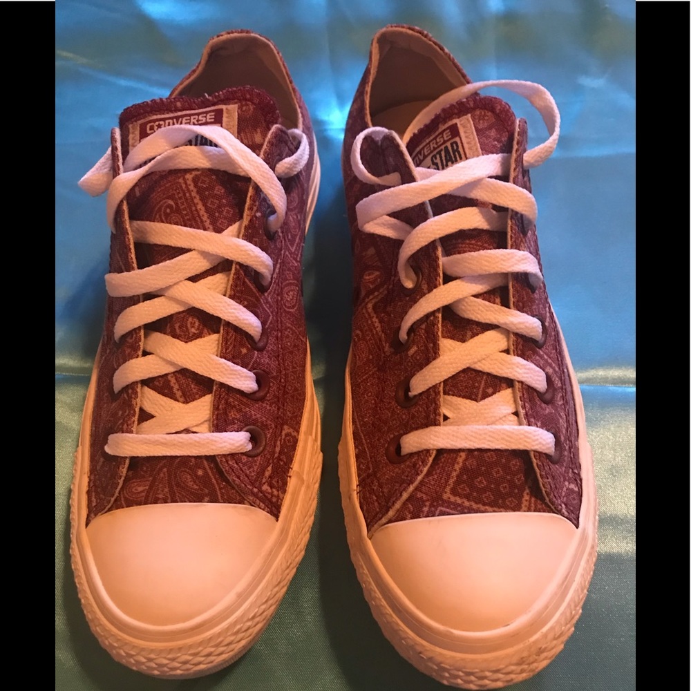 Converse sneakers. Size 9 women’s.Wine/white color